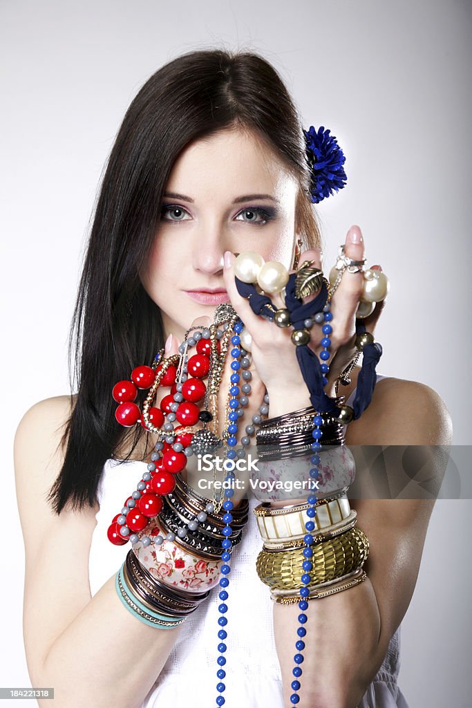 Fille d'été, beaucoup de bijoux perles en mains - Photo de A la mode libre de droits