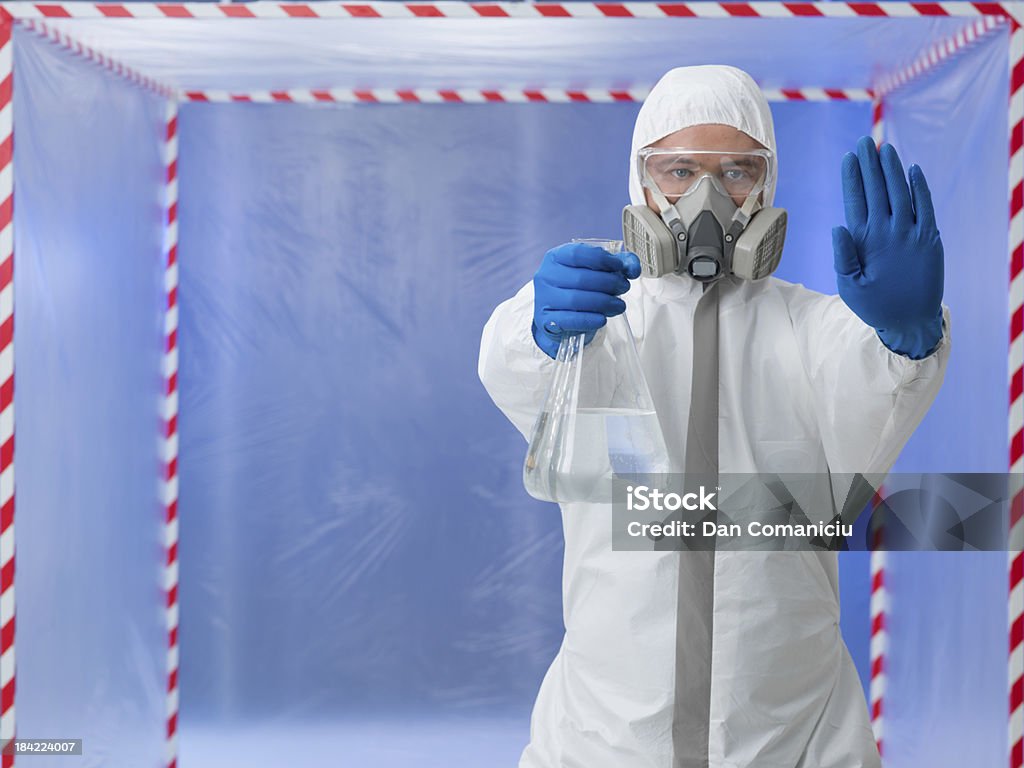 person in Biologische Gefährdung Anzug an einem Ende - Lizenzfrei Ansteckende Krankheit Stock-Foto