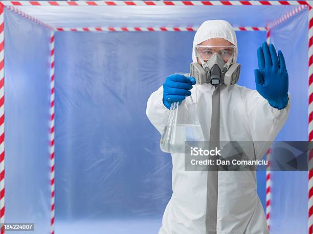 Person In Biologische Gefährdung Anzug An Einem Ende Stockfoto und mehr Bilder von Ansteckende Krankheit