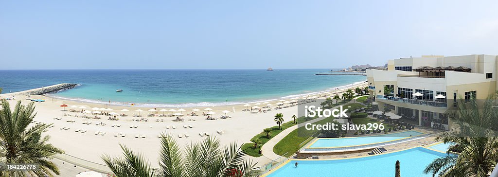 Panorama de la playa del hotel de lujo, de Fujairah, Emiratos Árabes Unidos - Foto de stock de Actividades recreativas libre de derechos