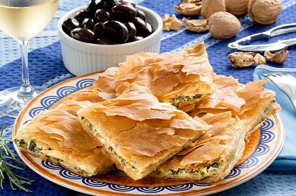опа! спанакопита-греческая шпинат пирог - pie spinach spanakopita filo pastry стоковые фото и изображения