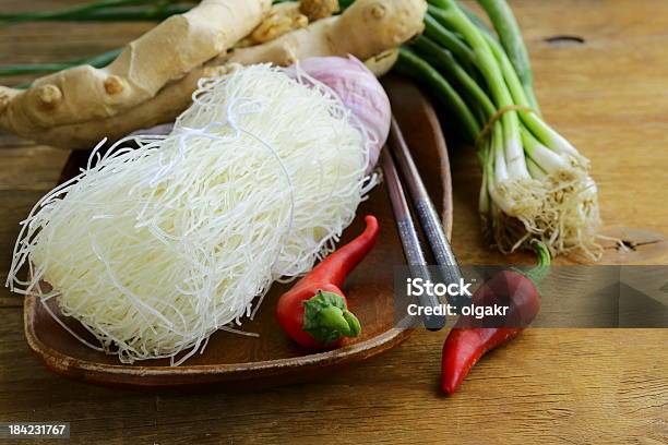 Ingredientes De Comida Asiáticamacarrão De Arroz Alho Pimenta - Fotografias de stock e mais imagens de Alho