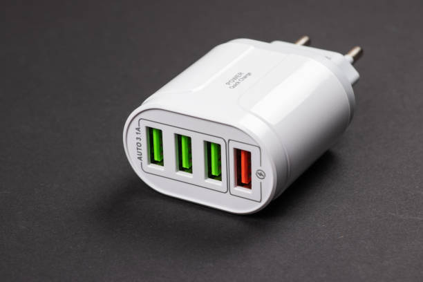 caricatore usb. spina euro bianca, nuova spina di ricarica ca per smartphone su sfondo scuro - plug adapter charging mobile phone battery charger foto e immagini stock