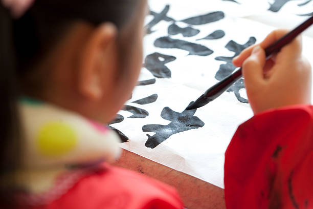 criança prática calligrapy chinês - inkstone imagens e fotografias de stock