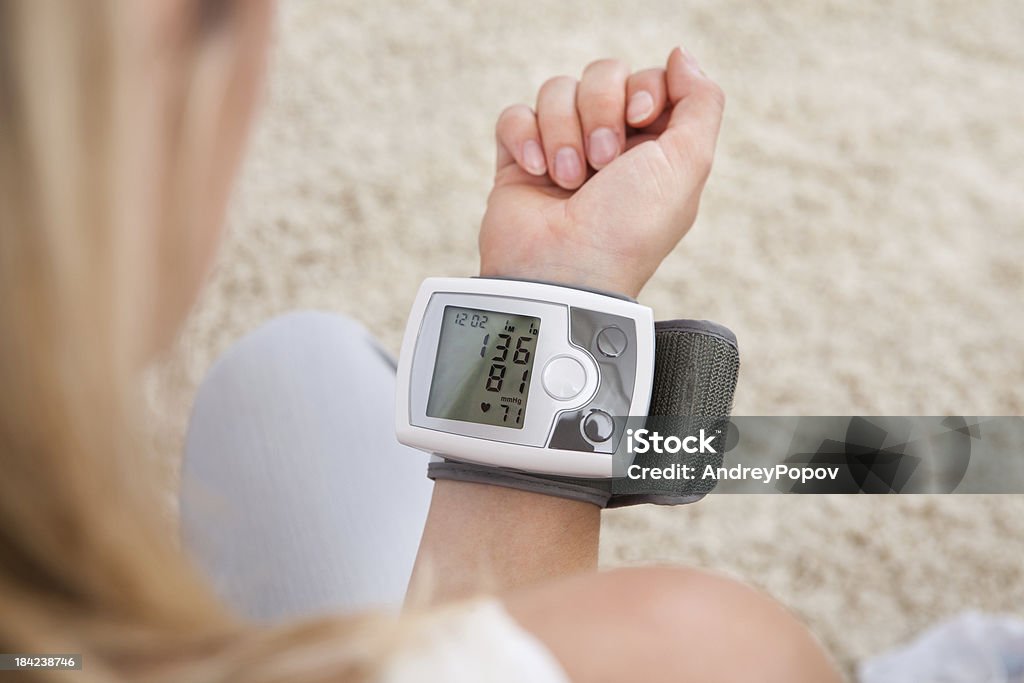 Mulher medir sua pressão arterial - Foto de stock de Hipertenso royalty-free