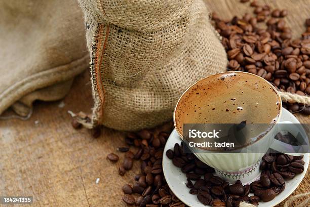 Kaffeebohnen Und Eine Tasse Stockfoto und mehr Bilder von Braun - Braun, Cappuccino, Einzelner Gegenstand