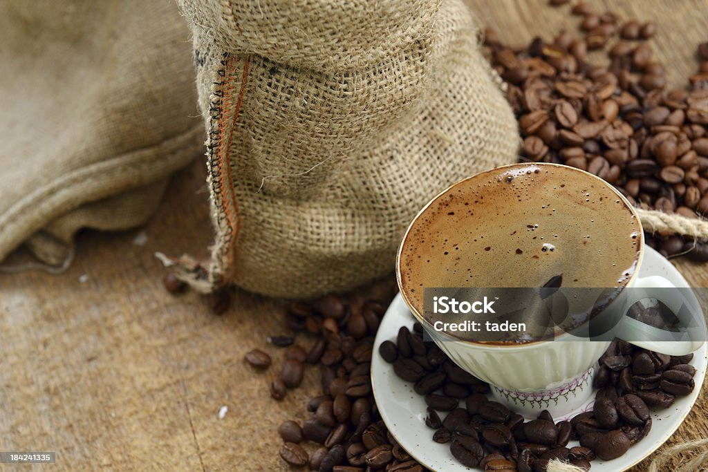 Grãos de café e cup - Foto de stock de Aniagem de Cânhamo royalty-free