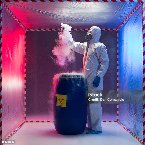 Tecnico Lavorando Con Un Rischio Campione - Fotografie stock e altre immagini di Azoto - Azoto, Barile, Liquido