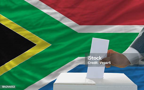 Mann Die Abstimmung Über Wahlen In Südafrika Vor Flagge Stockfoto und mehr Bilder von Afrika