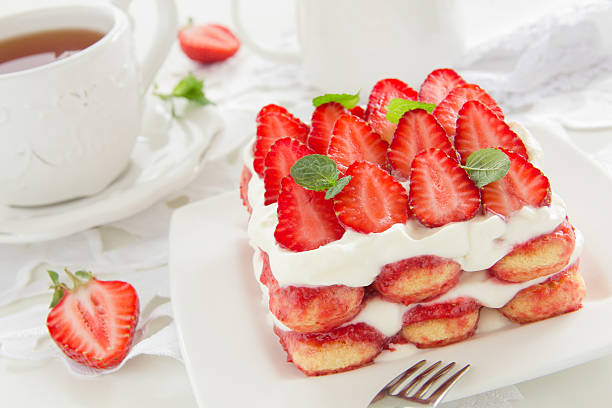 strawberry tiramisu z ser mascarpone. - tiramisu dessert cake gourmet zdjęcia i obrazy z banku zdjęć