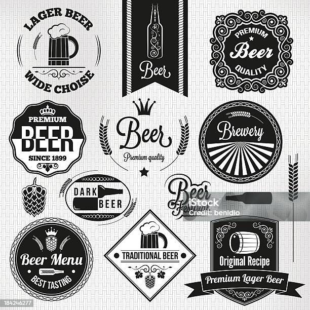Ilustración de Conjunto Vintage Etiquetas De Cerveza Cerveza Lager y más Vectores Libres de Derechos de Botella de cerveza