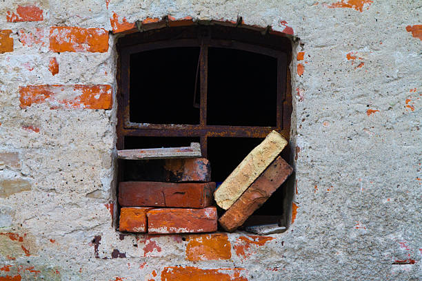 tijolo na parede - broken window concrete wall imagens e fotografias de stock