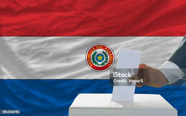 Uomo Di Voto Sulle Elezioni In Paraguay Davanti Bandiera - Fotografie stock e altre immagini di Adulto