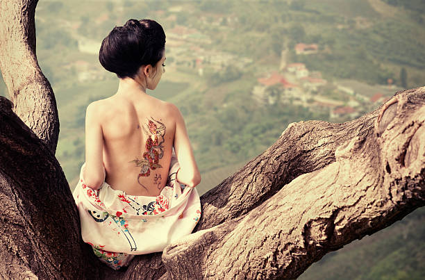 serpiente mujer con tatuaje en el tree branch - tattoo women back rear view fotografías e imágenes de stock