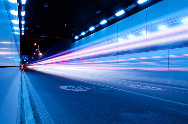 внутри тоннеля - night tunnel indoors highway стоковые фото и изображения