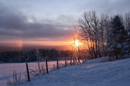 Un lever de soleil un matin froid, Sainte-Apolline, Québec, Canada