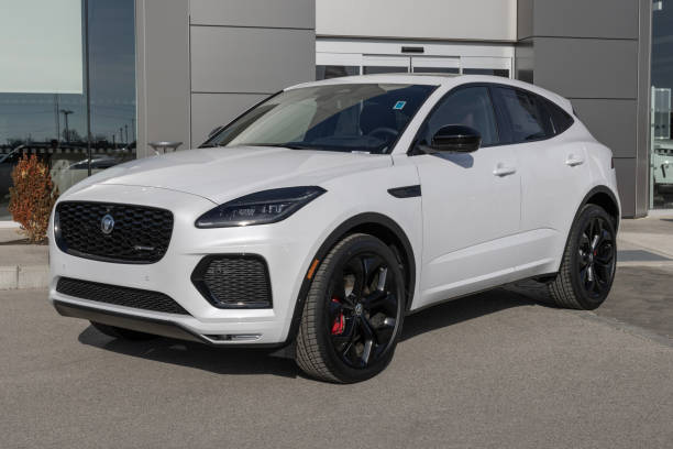 дисплей внедорожника jaguar e-pace r-dynamic se в дилерском центре. jaguar также предлагает e-pace r-dynamic в моделях s и hse. 2024 модельный год:2024 - xf стоковые фото и изображения