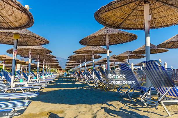 Foto de Cadeira De Praia E Guardachuva Na Praia De Areia e mais fotos de stock de Areia - Areia, Atividade Recreativa, Azul