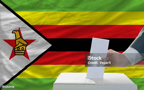 Człowiek Głosowania W Wyborach W Zimbabwe Przed Flaga - zdjęcia stockowe i więcej obrazów Część