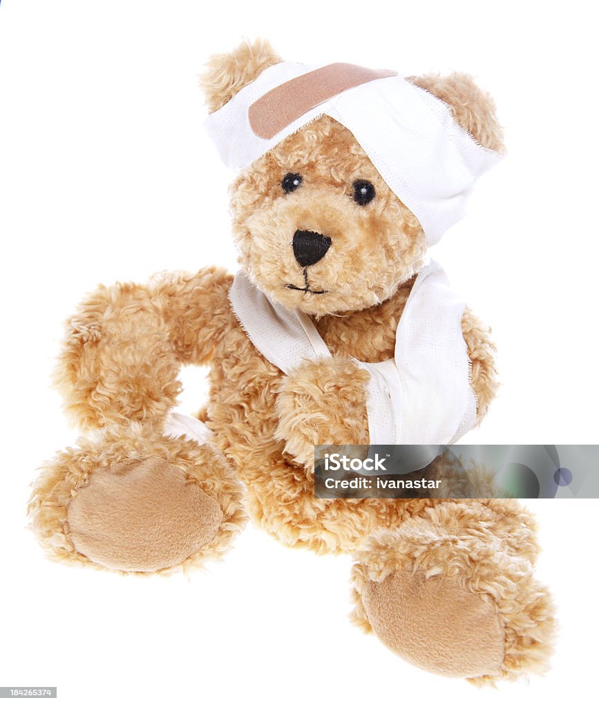 Страдания ранения милый плюшевый медведь - Стоковые фото Бинт роялти-фри