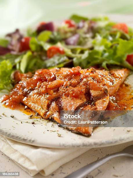 Barbacoa Filete De Salmón A La Parrilla Foto de stock y más banco de imágenes de Aderezo - Aderezo, Ajo, Alimento