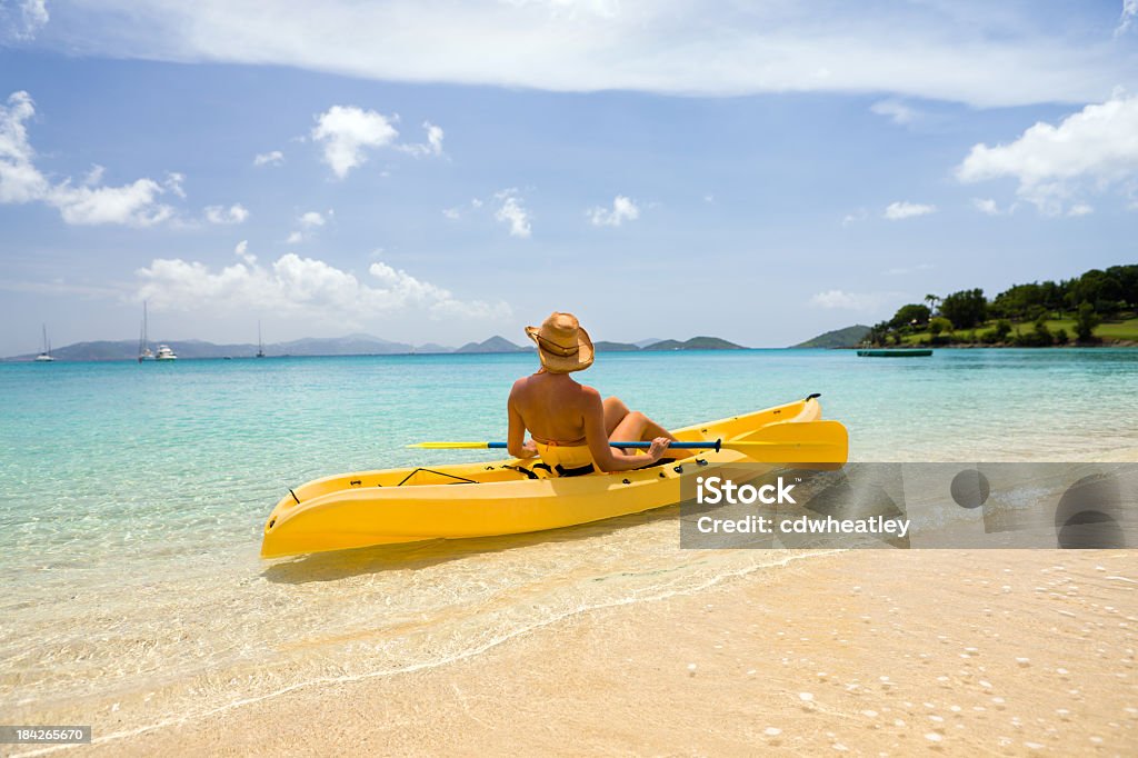 Mujer en bikini alistarse en kayak el Caribe y a la bahía - Foto de stock de Islas Vírgenes libre de derechos