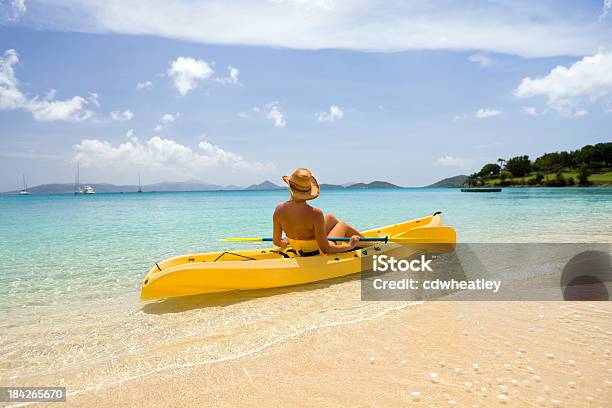 Mujer En Bikini Alistarse En Kayak El Caribe Y A La Bahía Foto de stock y más banco de imágenes de Islas Vírgenes