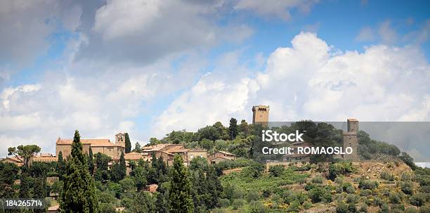 Monticchiello In Val Dorcia Toscana Italia - Fotografie stock e altre immagini di Ambientazione esterna - Ambientazione esterna, Casa, Chiesa