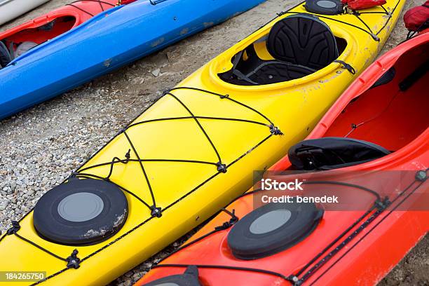 Caiaques Colorido - Fotografias de stock e mais imagens de Assento de Veículo - Assento de Veículo, Caiaque - Barco a Remos, Amarelo