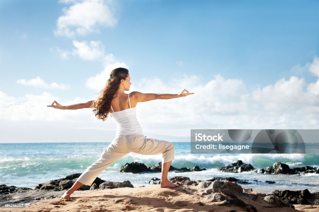 Yoga au bord de l'océan - Photo de Adulte libre de droits