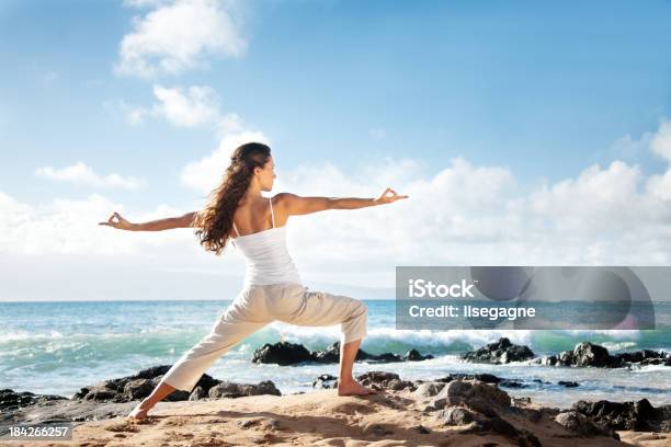 Photo libre de droit de Yoga Au Bord De Locéan banque d'images et plus d'images libres de droit de Adulte - Adulte, Adulte d'âge moyen, Beauté