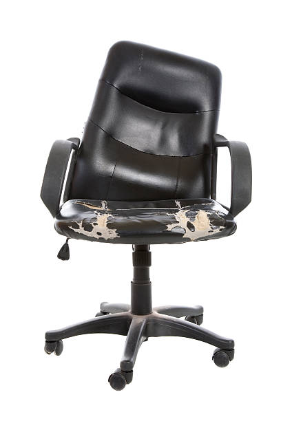 velho cadeira quebrada - furniture office chair office chair - fotografias e filmes do acervo