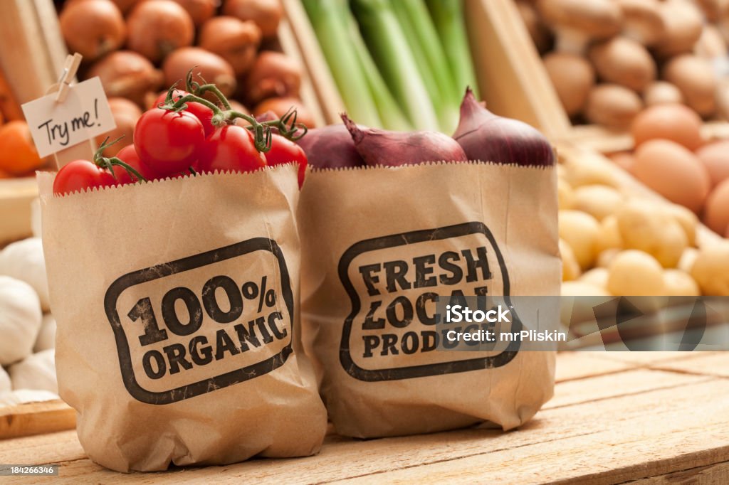 Frutas e legumes em bancada - Foto de stock de Alho royalty-free