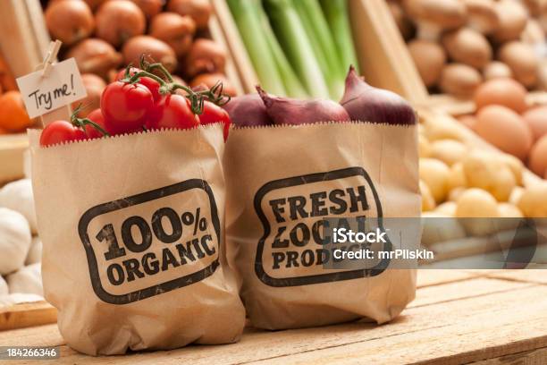 Foto de Frutas E Legumes Em Bancada e mais fotos de stock de Alho - Alho, Alimentação Saudável, Bancada de Cozinha - Mobília