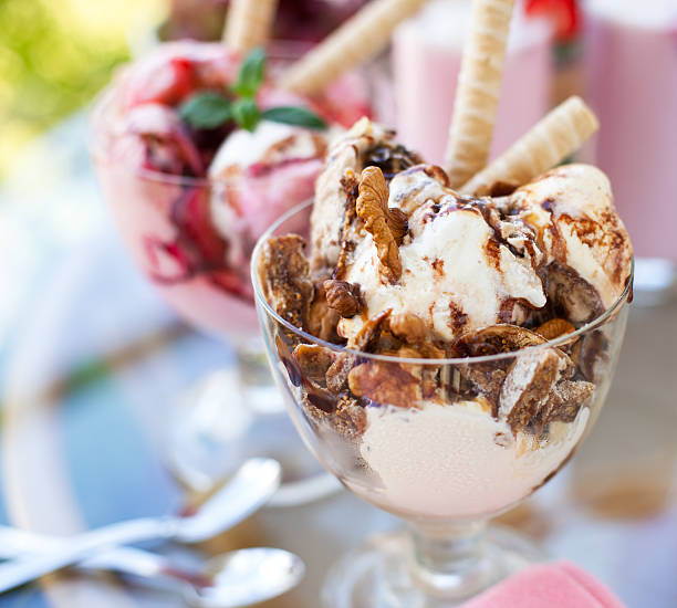 мороженое - ice cream sundae стоковые фото и изображения