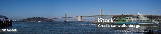 Puente De La Bahía De San Francisco Foto de stock y más banco de imágenes de Ferry - Ferry, Arquitectura, Autopista