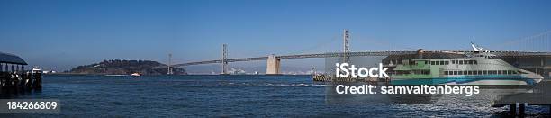 Photo libre de droit de Bay Bridge De San Francisco banque d'images et plus d'images libres de droit de Ferry - Ferry, Architecture, Autoroute