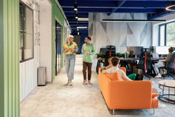istock Manager talking with his colleagues in the IT company 1842669894