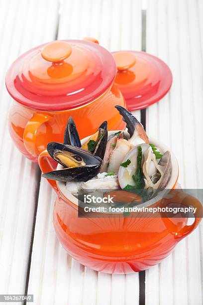 Foto de Entreguese Ao De Frutos Do Mar e mais fotos de stock de Caldo de Peixe - Caldo de Peixe, Caranguejo, Caranguejo - Marisco