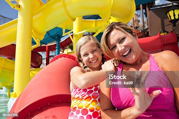 Mutter Und Tochter Im Water Park Stockfoto und mehr Bilder von 10-11 Jahre - 10-11 Jahre, Alleinerzieherin, Aquapark - Bauwerk