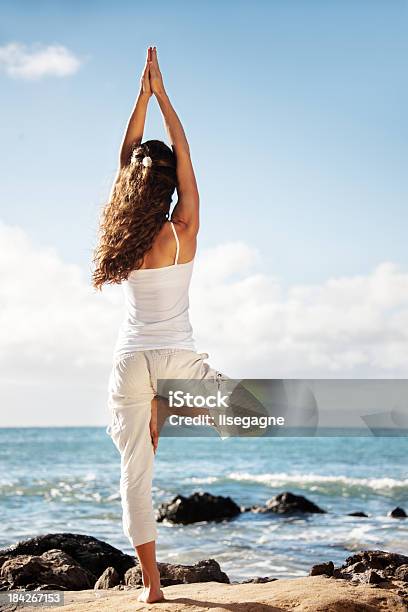 Yoga En El Mar Foto de stock y más banco de imágenes de 30-39 años - 30-39 años, Actividades y técnicas de relajación, Adulto