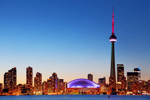 красочные торонто городской пейзаж на закате - toronto skyline cn tower night стоковые фото и изображения