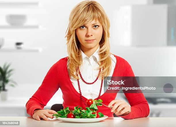 Felice Bella Donna Con Un Piatto Di Insalata In Cucina - Fotografie stock e altre immagini di Abbigliamento casual