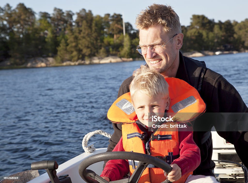 Vater und Sohn steering kleinen Boot in Stockholm-Archipel - Lizenzfrei Vater Stock-Foto