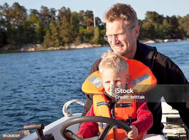 Direcção Pai E Filho Pequeno Barco No Arquipélago De Estocolmo - Fotografias de stock e mais imagens de Pai