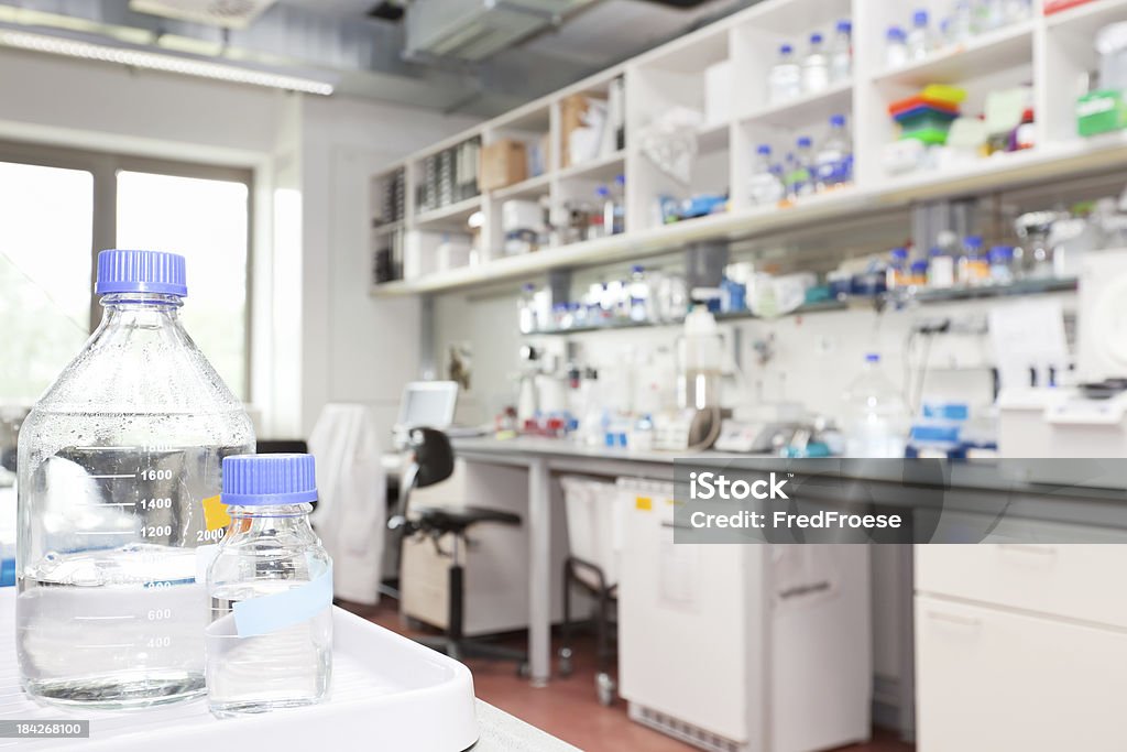 Química laboratório - Foto de stock de Artigos de Vidro de Laboratório royalty-free