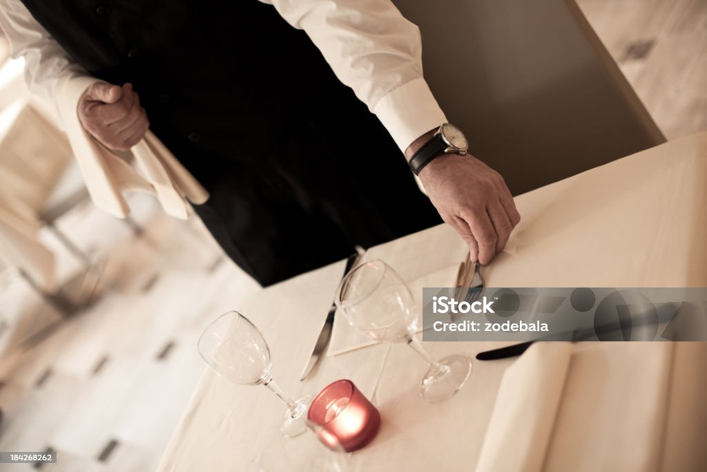 Kellner den Tisch für ein elegantes Abendessen - Lizenzfrei Kellnerberuf Stock-Foto