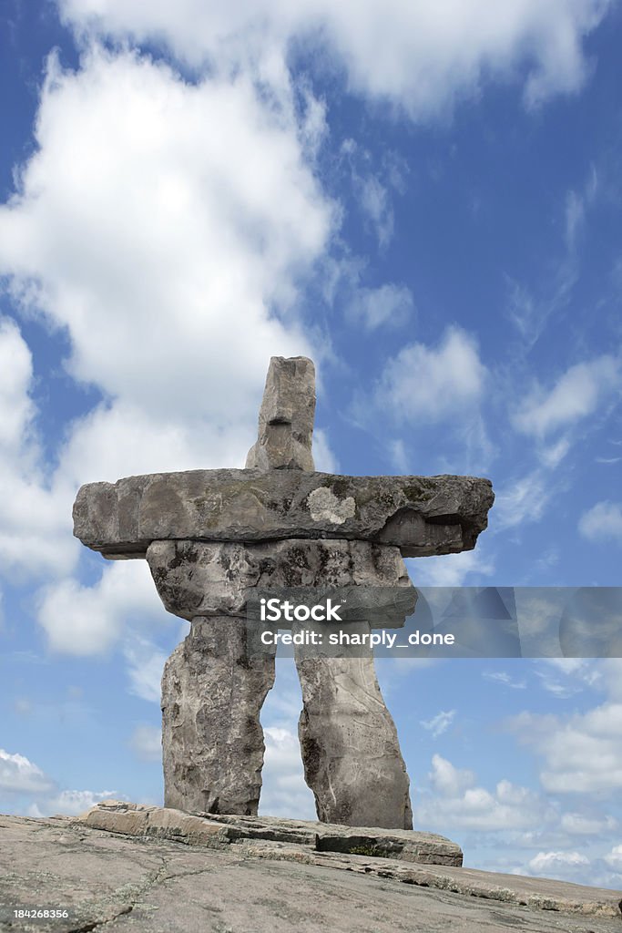 XXL inukshuk - Foto de stock de Inukshuk libre de derechos