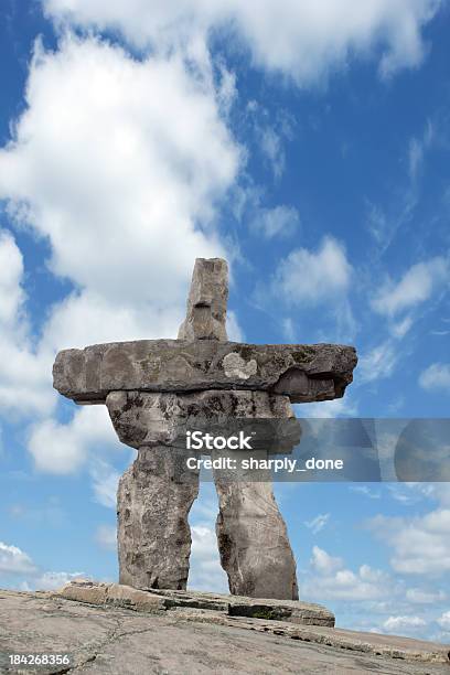 Xxl Inukshuk Foto de stock y más banco de imágenes de Inukshuk - Inukshuk, Aire libre, Aislado