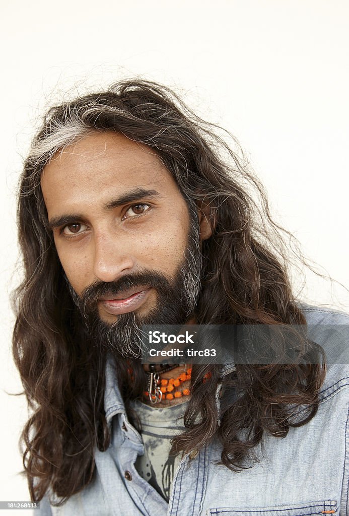 Młody long haired asian mężczyzna Portret - Zbiór zdjęć royalty-free (Azjaci)